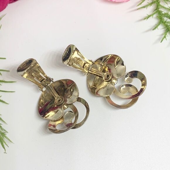 ⚜️VINTAGE Red Aurora Borealis Clip Earrings - Picture 6 of 9